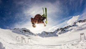 hth-萨拉赫巅峰对决，Faker与雄鹿激战30分钟—精彩发挥胜负难料！